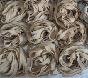 Nouilles de blé en forme de tagliatelles
